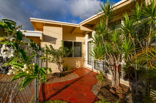 Building Photo - 1633 Hookani St