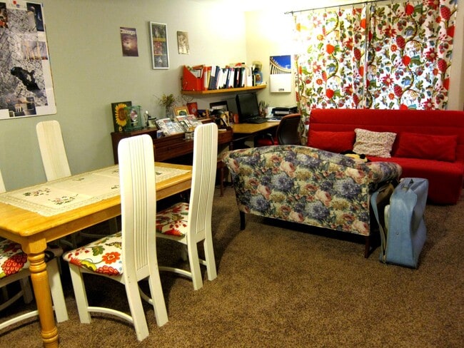 Building Photo - 1601 Lyndhurst Dr