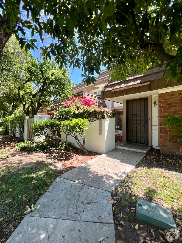 Building Photo - 10335 Larwin Ave