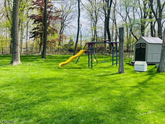 Foto del edificio - 227 E McClellan Ave