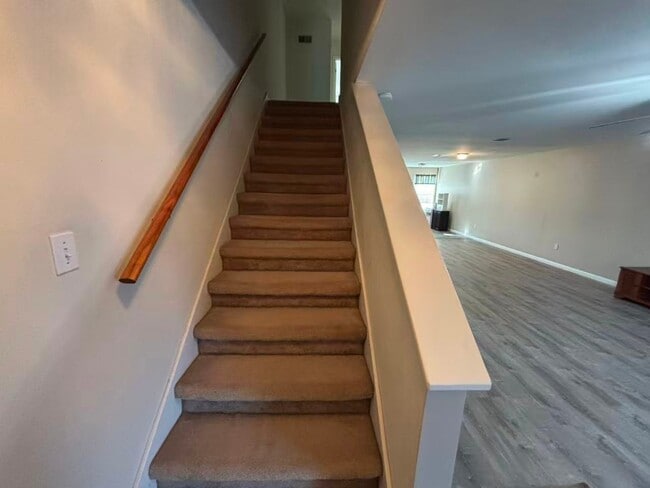 Building Photo - 211 Greenbriar Dr