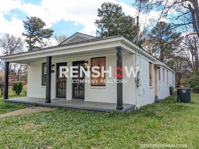 Building Photo - Beautifully Renovated Duplex - Available N...