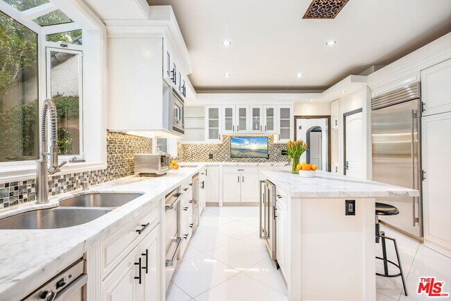 Foto del edificio - 607 N Hillcrest Rd
