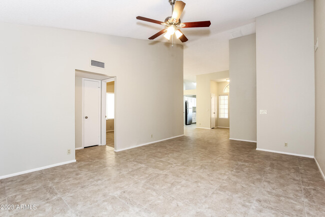 Foto del edificio - 6016 W Desert Cove Ave