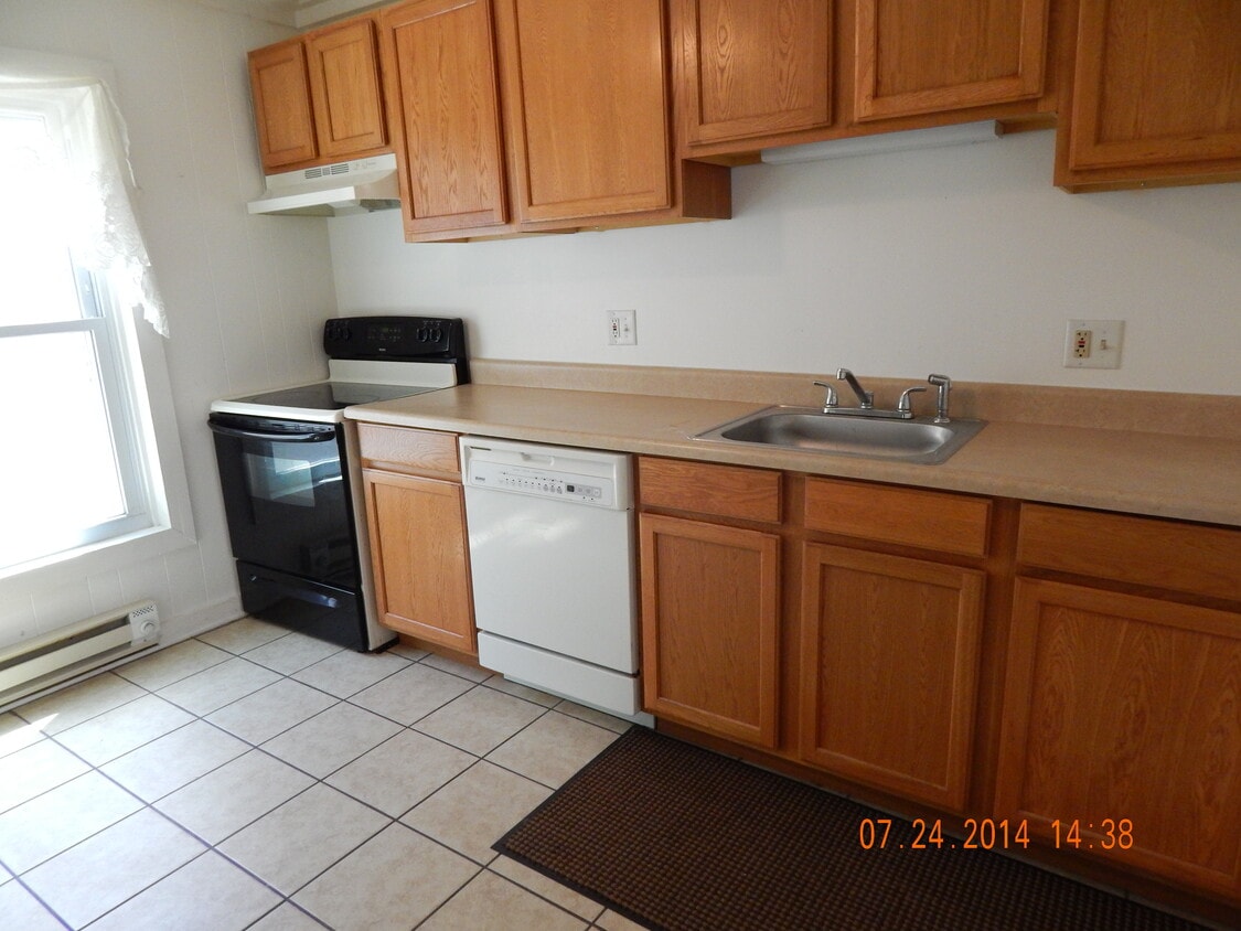 Nice kitchen with dishwasher... - 719 Johnson Ave