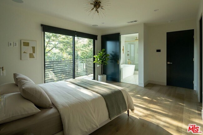 Foto del edificio - 3147 Hollyridge Dr