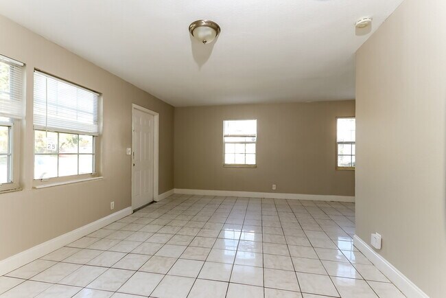 Foto del edificio - 4610 Pinewood Ave