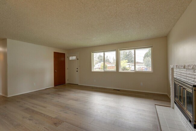 Foto del edificio - Beautiful, Remodeled Burien Rambler Available Now! 3Bedrooms Plus Den!