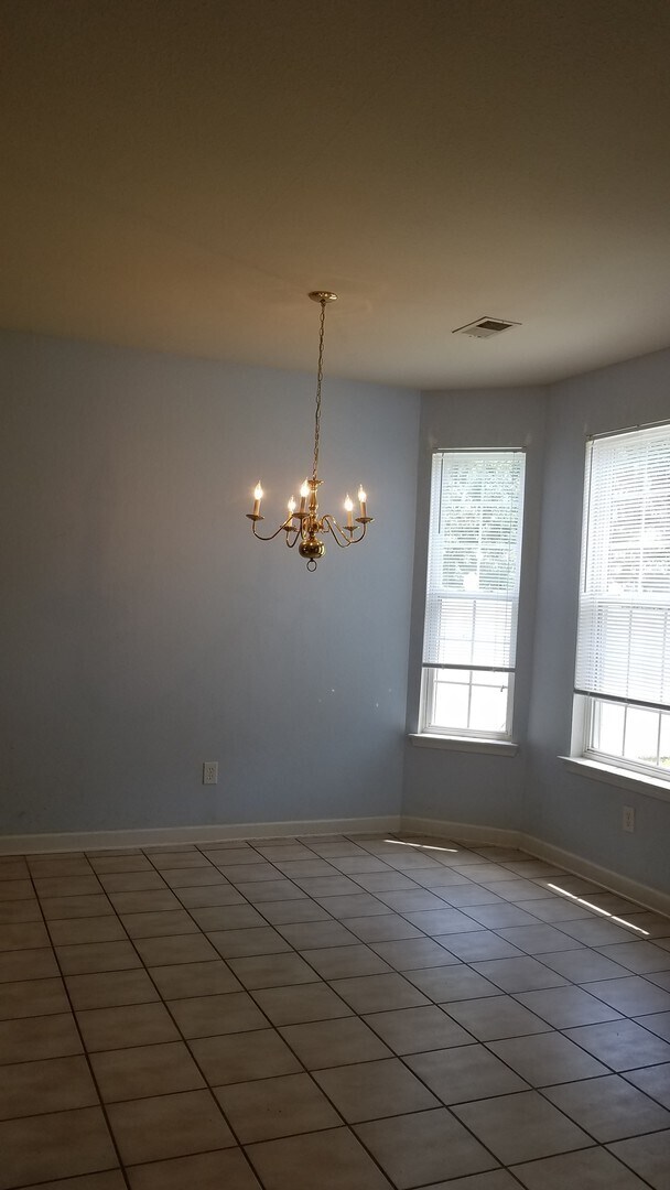 Foto del edificio - Lovely 4 BR/2.5 BA in Avalon -  FRESH paint, BRAND NEW flooring, FOUR bedrooms and a FENCED yard!!