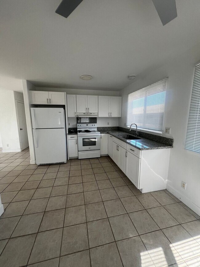 Foto del edificio - Highly Desired 2 bedroom, 1 bath, 2 parkin...