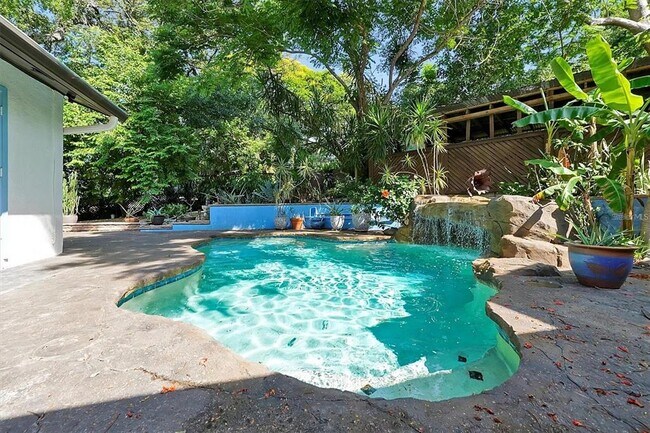 Foto del edificio - 9037 Ron Den Ln