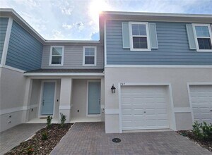 Building Photo - 737 W Oak Dr