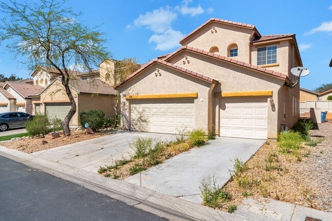 Building Photo - Cute 5 Bedroom Home with a 3 Car Garage!