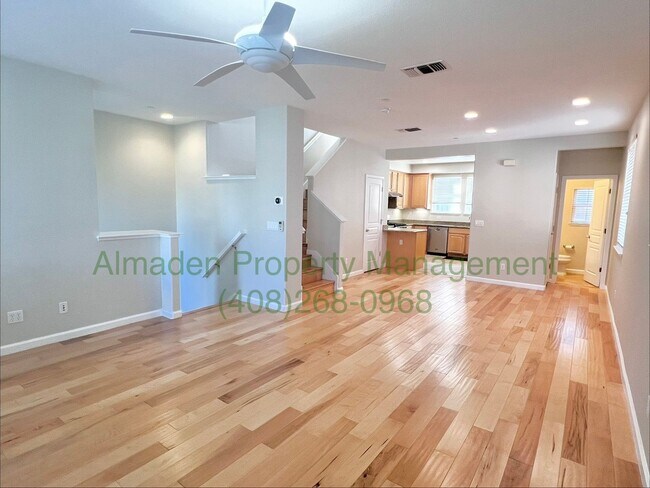 Foto del edificio - Newer Corner Townhome in Great Location! Central A/C & Pets Negotiable!