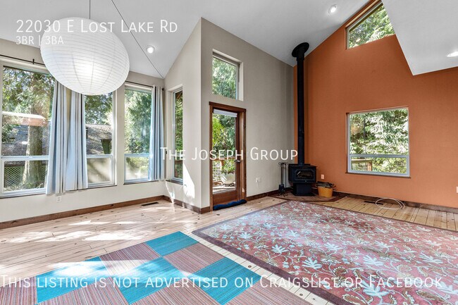 Building Photo - Charming and spacious 3 bed/2.5 bath in Sn...