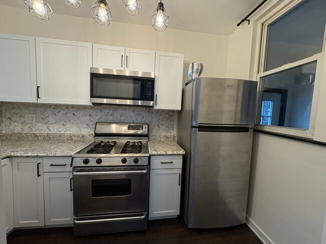 Foto del edificio - 3 Unit Apartment Building in the Heart of the Bellevue area of Pittsburgh