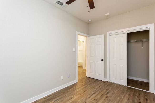 Foto del edificio - 10317 Lake Rd