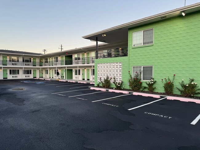 Building Photo - The Vintage