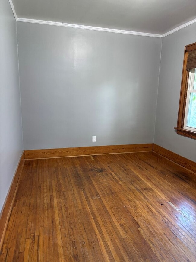 Building Photo - 2 BR, 1 Bath, 1-stall garage Home for Rent