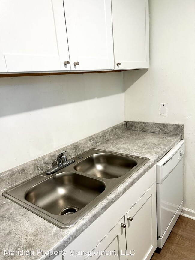 Building Photo - 1 br, 1 bath Apartment - 2038 Southern Ave...