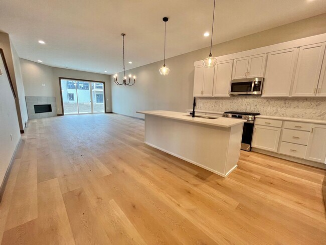 Foto del edificio - 5 Bed/2.5 Bath Twinhome For Rent!!