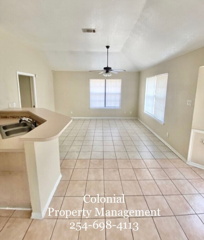 Foto del edificio - AVAILABLE NOW!