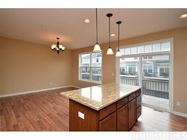 Foto del edificio - AMAZING! 4 BED/4 BATH TOWNHOUSE IN MAPLE G...