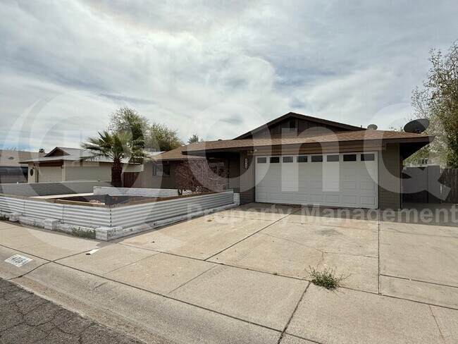 Building Photo - 4715 W Solano Dr N