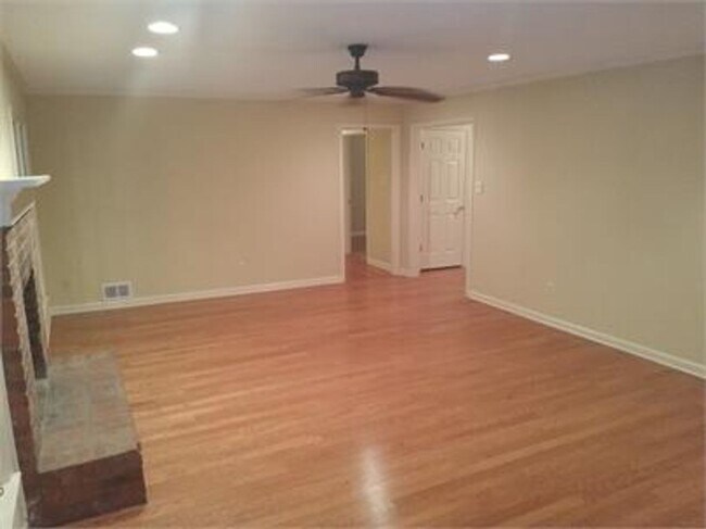 Foto del edificio - Coming soon. Charming 3-Bedroom Home in Co...