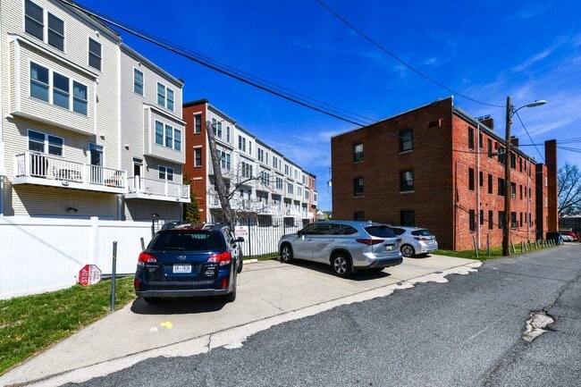 Building Photo - 613 Hamlin St NE