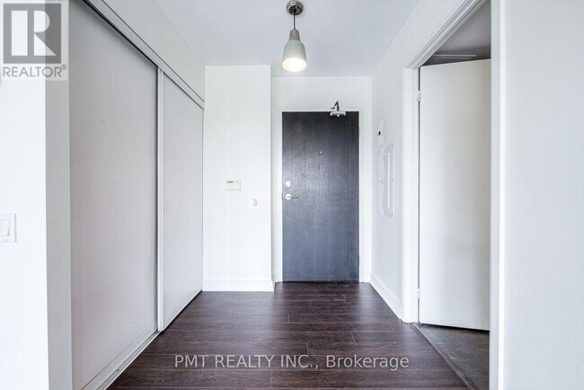 Photo du bâtiment - 775 King St W