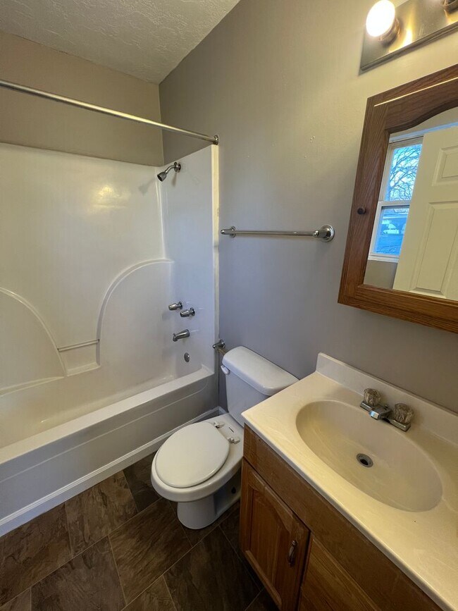 Foto del edificio - 2 BD, 2 BA Desirable Duplex in Martin!