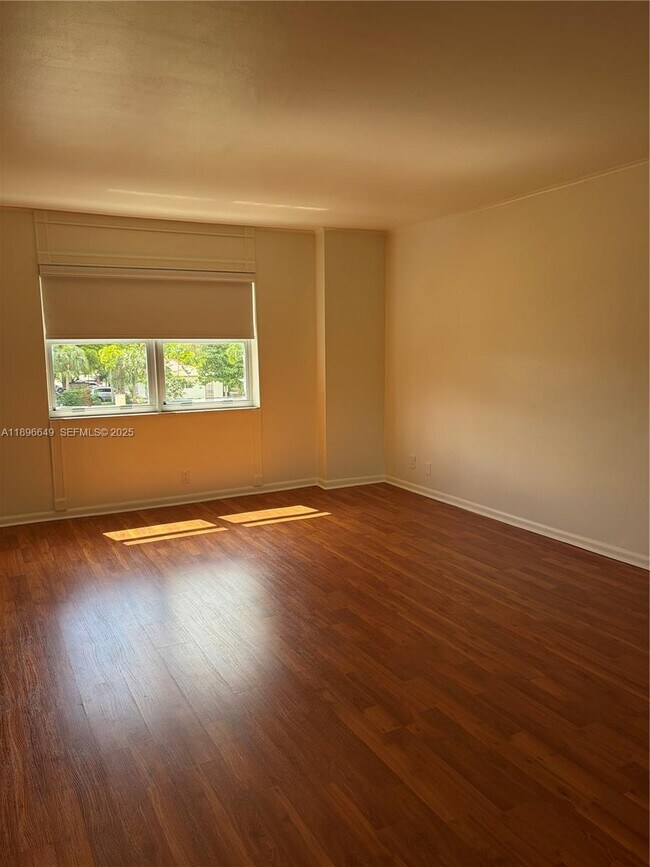 Foto del edificio - 1881 Middle River Dr