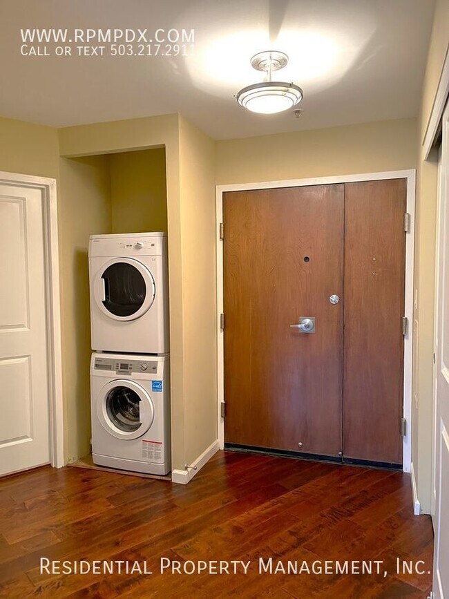 Foto del edificio - Coveted Portland Plaza Condo located in Do...