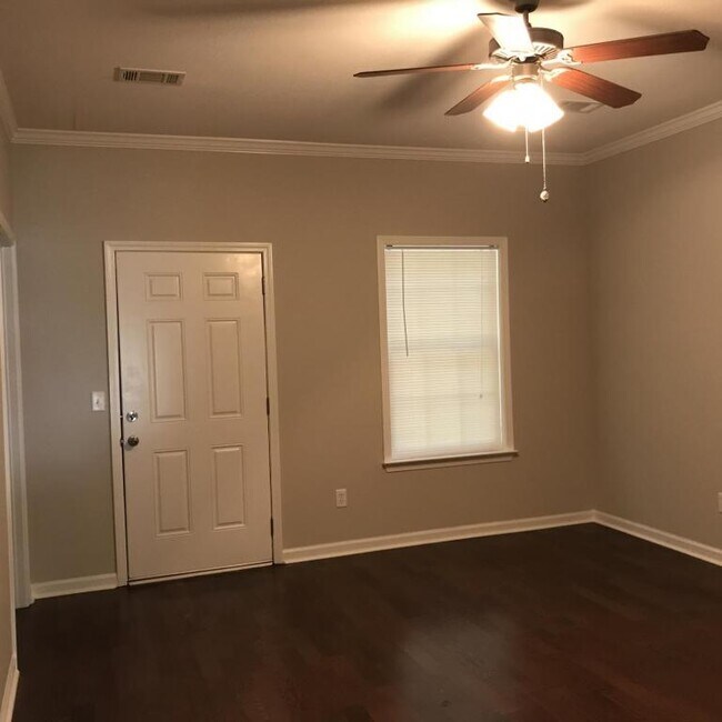 Building Photo - 611 Glade Fern Way