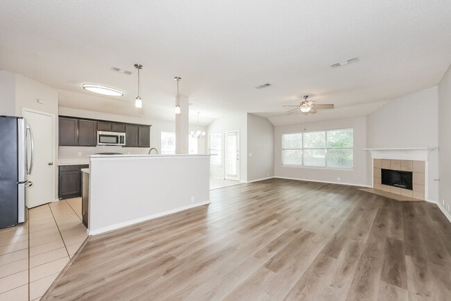 Building Photo - 833 Lariat Dr