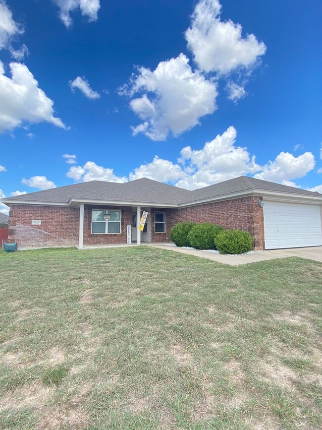 Building Photo - Lovely 4 bedroom 2 bath home located in qu...