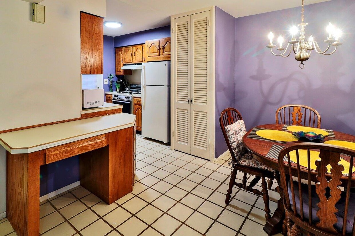 Kitchen. Dining Area - 17-1 Tamaron Dr