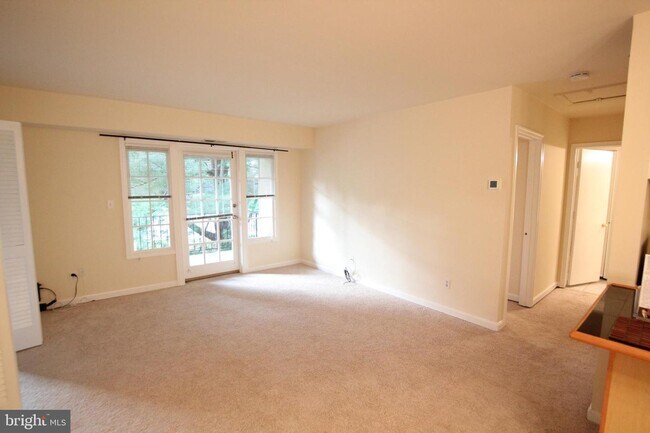 Foto del edificio - 5898 Surrey Hill Pl