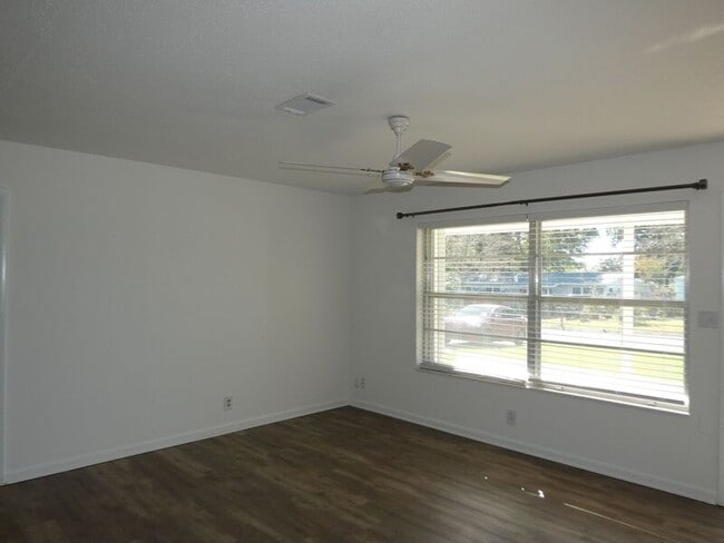 Foto del edificio - 3460 Rothschild Dr