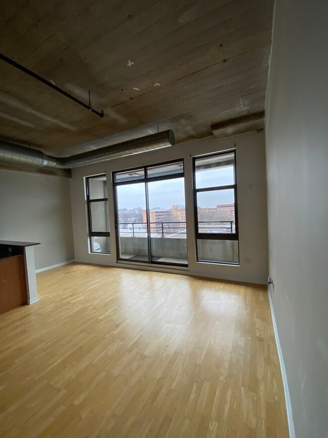 Building Photo - 1550 S Blue Island Ave