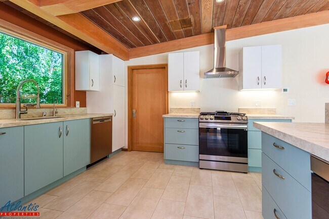 Foto del edificio - Stunning Home | Remodeled | Desirable Loca...