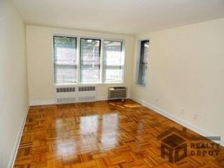Foto del edificio - 83-16 Parsons Blvd