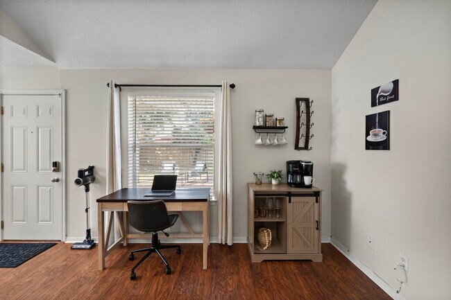 Foto del edificio - 18315 Beaverdell Dr