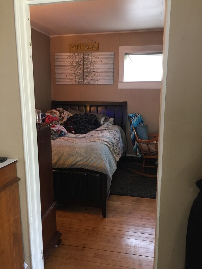 Bedroom - 1013 W Bent Ave