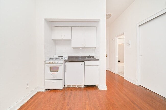 Building Photo - Large Studio in the heart of Hells Kitchen