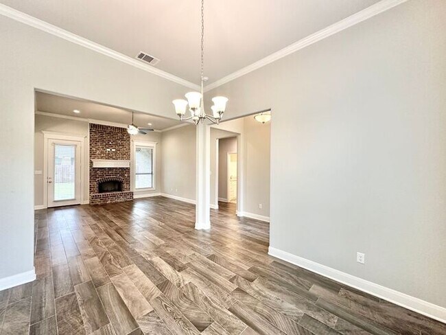 Foto del edificio - Available Now! Stunning 3 Bedroom 2 Bath i...
