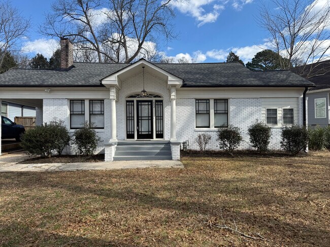 Foto del edificio - Room in House on Evans Dr SW