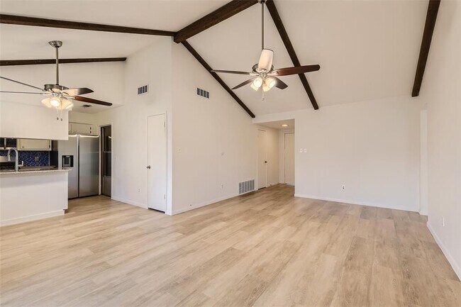 Foto del edificio - 402 Wood Bine Dr