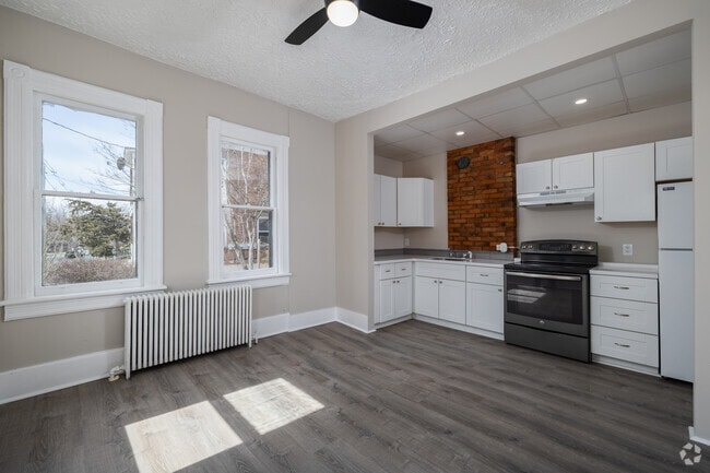 3BR, 1BA - 1,050SF - Kitchen and Dining Area - 117-119 S Hamilton St